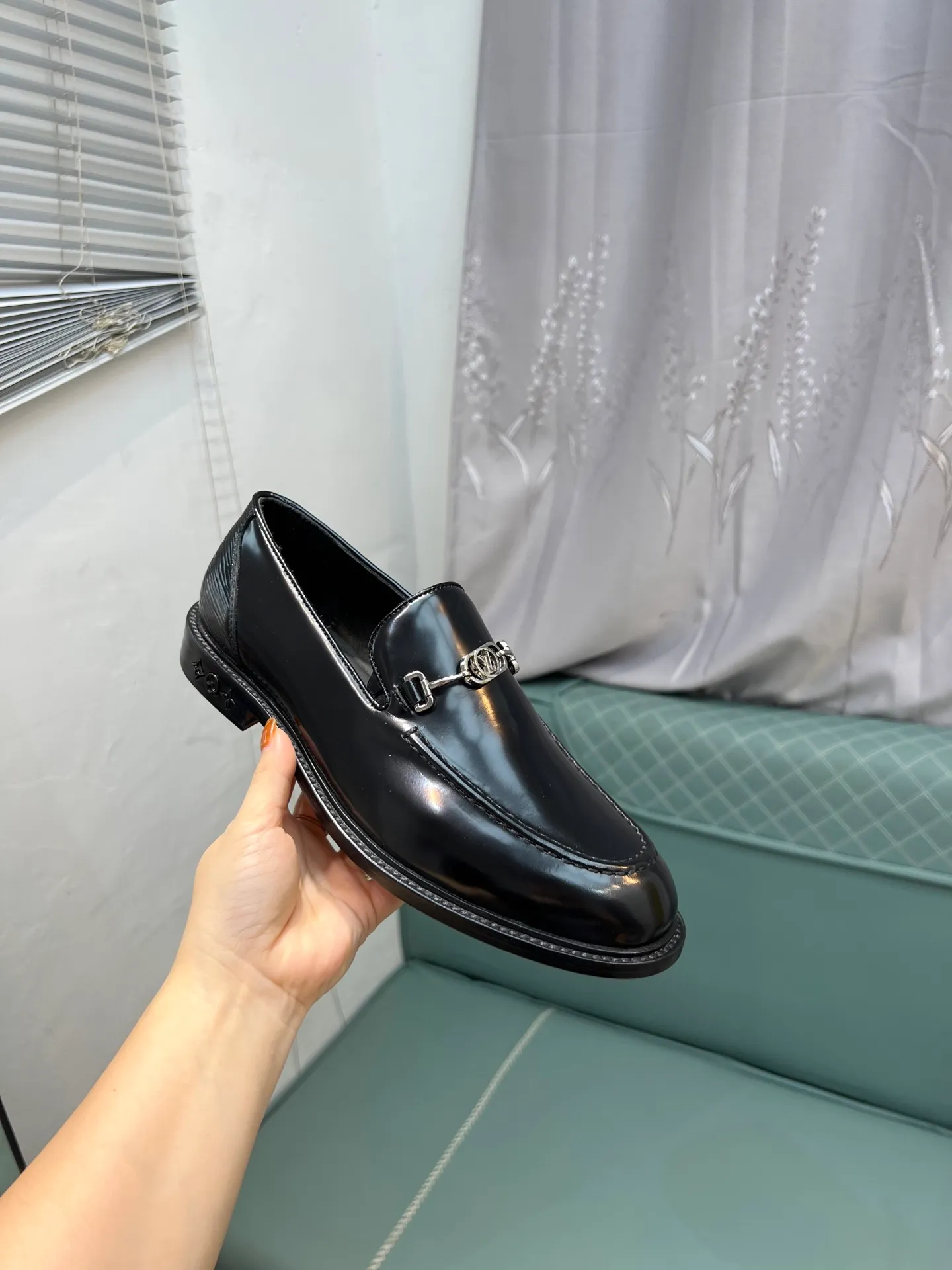 Men's shoes 💰1020 LV top luxury brand, high-quality men's business formal leather shoes, imported genuine leather soles! Customized imported leather, the first layer of open-edge beaded lacquered cowhide, the texture is incomparable, the imported cowhide lining, high-end high-end shoes, don't miss it! size:39-44 (Male 38 45 46 customized)